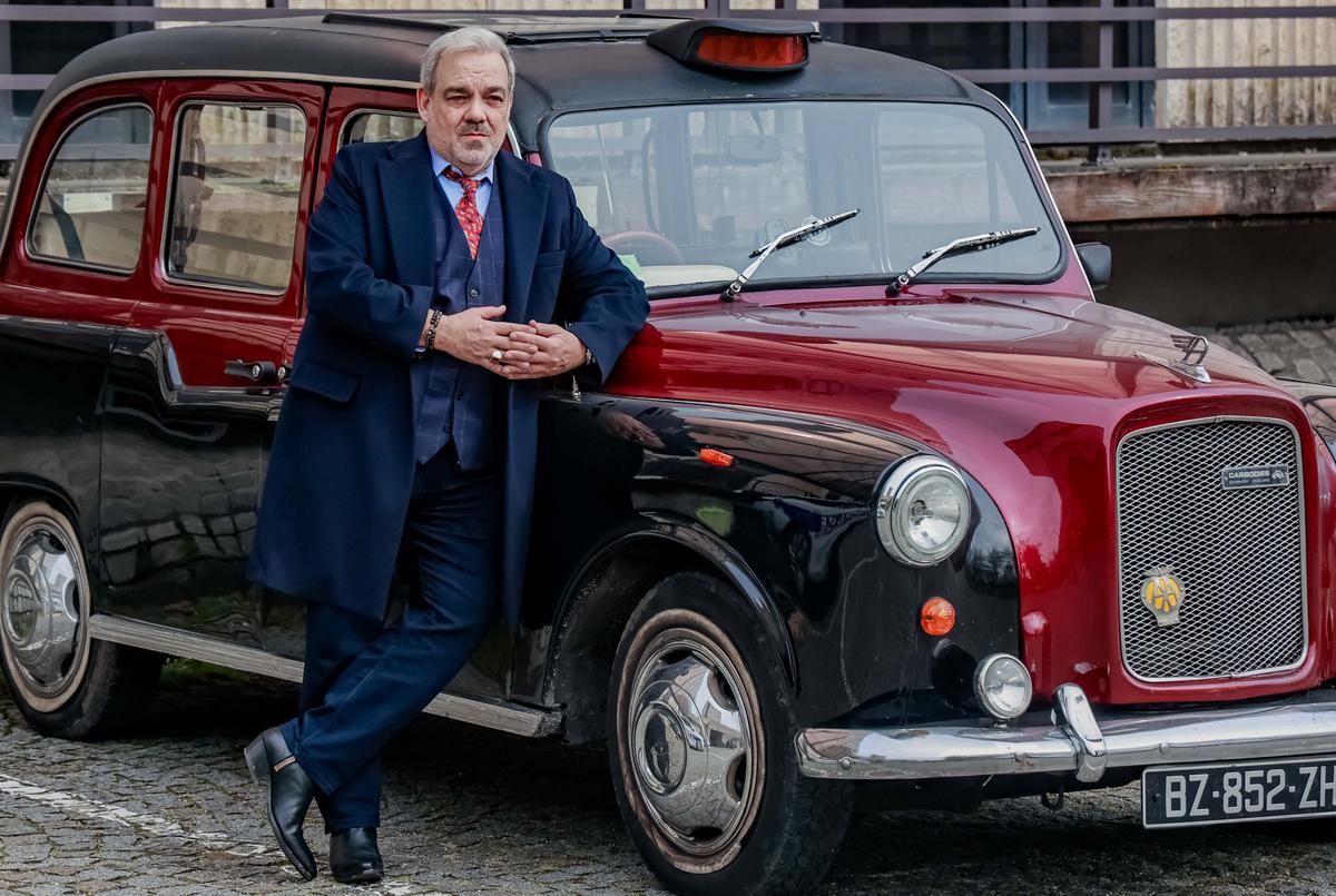 Colombo avait sa Peugeot 403, Daron a son taxi londonien.