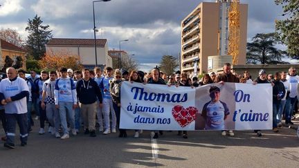 Une marche, le 22 novembre 2023 à Romans-sur-Isère, en hommage à Thomas, 16 ans, tué à Crépol. (DAMIEN TRIOMPHE / FRANCE BLEU DR?ME-ARD?CHE)